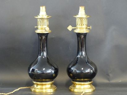 Paire de lampes à pétrole en porcelaine noir...