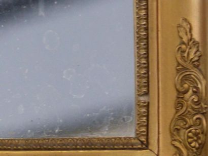 Miroir avec son cadre en bois et stuc doré...