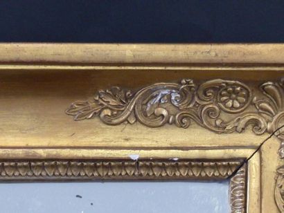 Miroir avec son cadre en bois et stuc doré...