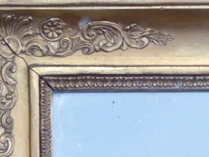 Miroir avec son cadre en bois et stuc doré...