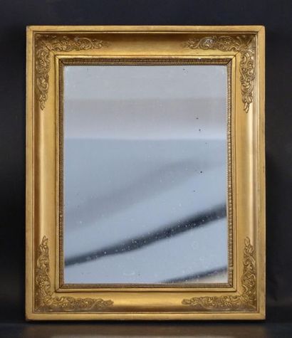 Miroir avec son cadre en bois et stuc doré...