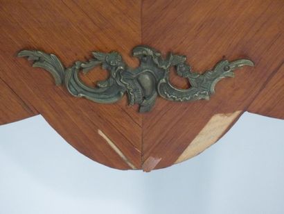 Commode en bois marqueté style Louis XV
Commode...