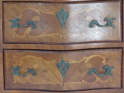 Commode en bois marqueté style Louis XV
Commode...