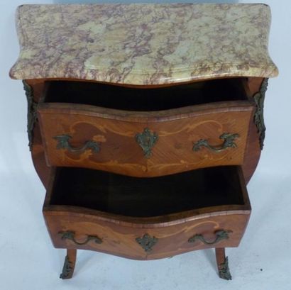 Commode en bois marqueté style Louis XV
Commode...