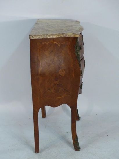 Commode en bois marqueté style Louis XV
Commode...