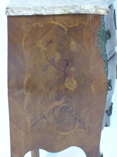 Commode en bois marqueté style Louis XV
Commode...