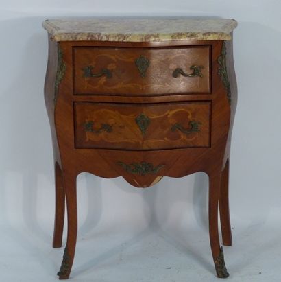 Commode en bois marqueté style Louis XV
Commode...