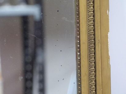 Miroir en bois et stuc doré de style Louis...