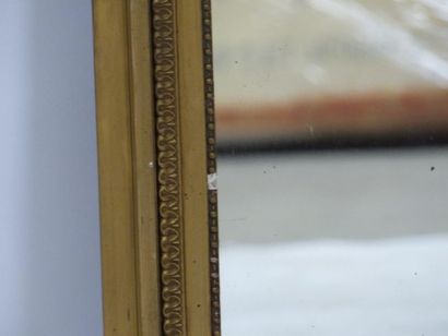 Miroir en bois et stuc doré de style Louis...