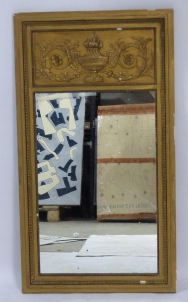 Miroir en bois et stuc doré de style Louis...