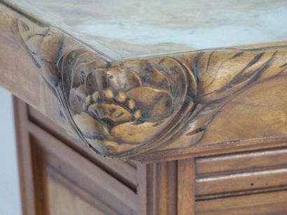 Sellette en bois sculpté et marbre
Dans le...
