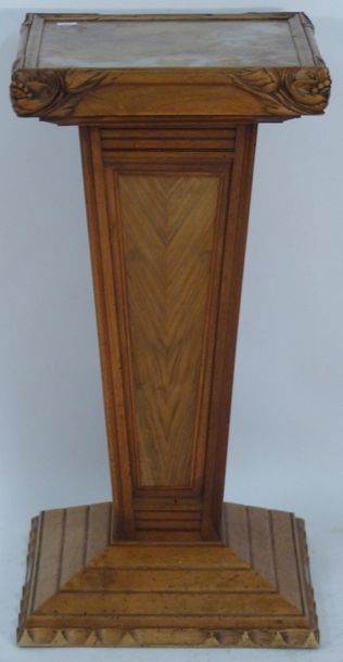Sellette en bois sculpté et marbre
Dans le...