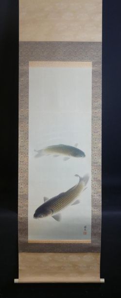 Peinture figurant des carpes koï
JAPON. kakemono....