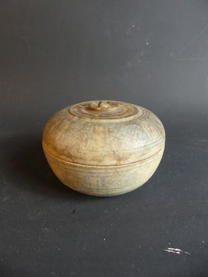 Pot couvert en terre cuite
JAPON. Pot couvert...