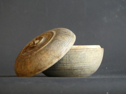 Pot couvert en terre cuite
JAPON. Pot couvert...