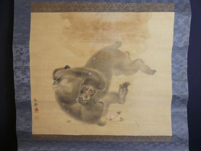 Kakemono à motif de singes combattant, 
JAPON....