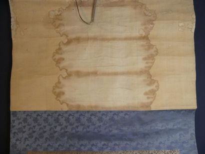 Kakemono à motif de singes combattant, 
JAPON....