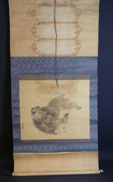 Kakemono à motif de singes combattant, 
JAPON....
