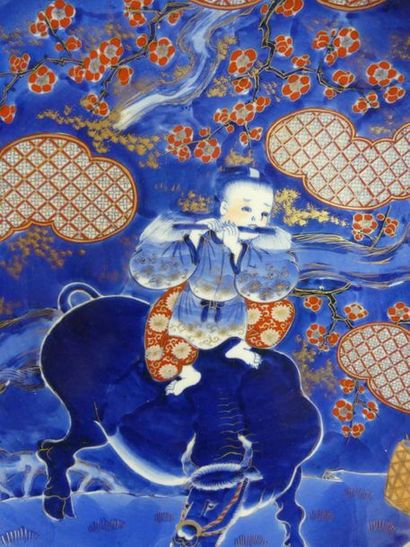 JAPON. Important plat ciruclaire en porcelaine...