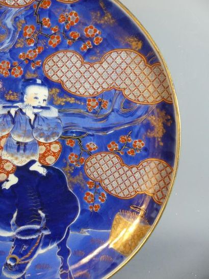 JAPON. Important plat ciruclaire en porcelaine...