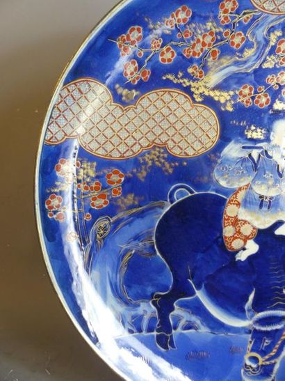 JAPON. Important plat ciruclaire en porcelaine...