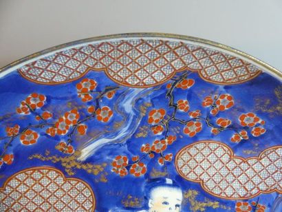 JAPON. Important plat ciruclaire en porcelaine...