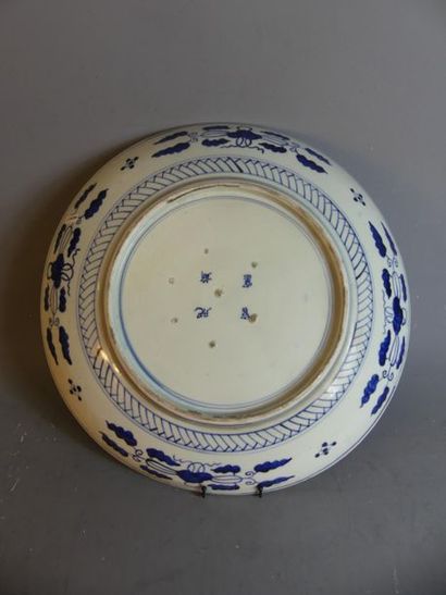 JAPON. Important plat ciruclaire en porcelaine...
