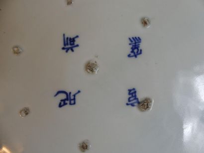 JAPON. Important plat ciruclaire en porcelaine...