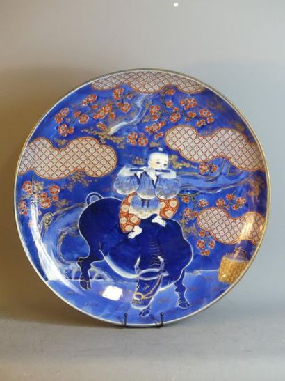 JAPON. Important plat ciruclaire en porcelaine...