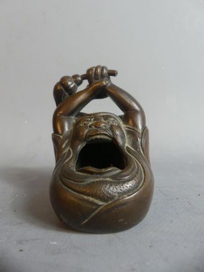 Bronze à patine brune représentant Daruma
JAPON....