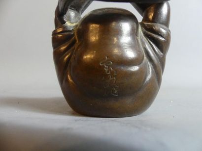 Bronze à patine brune représentant Daruma
JAPON....