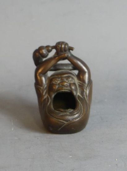 Bronze à patine brune représentant Daruma
JAPON....