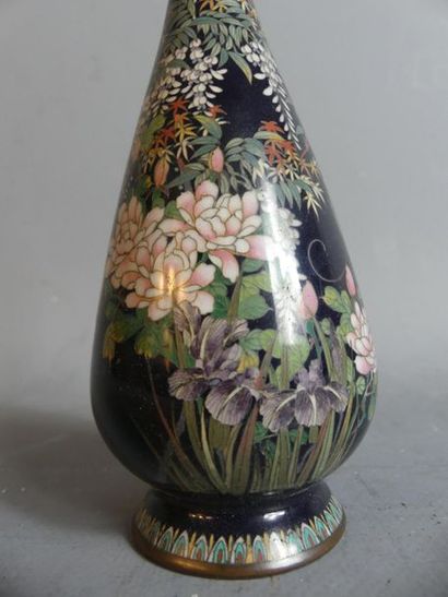 Petit vase en bronze et émaux cloisonnés
JAPON....