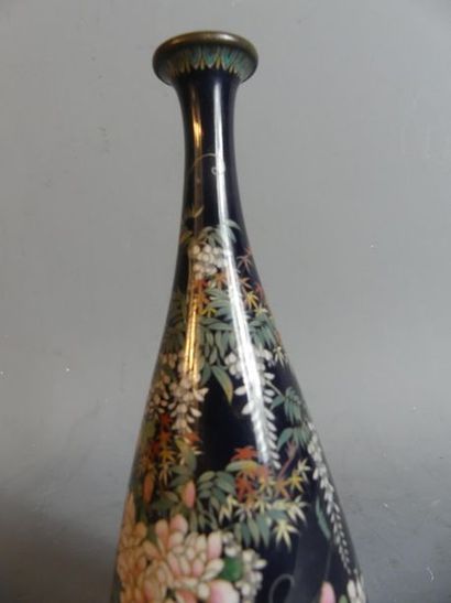 Petit vase en bronze et émaux cloisonnés
JAPON....