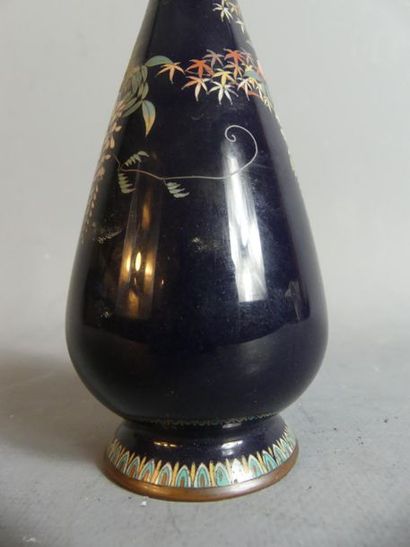 Petit vase en bronze et émaux cloisonnés
JAPON....