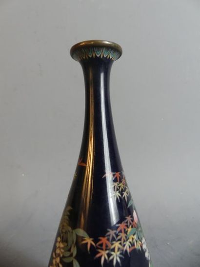 Petit vase en bronze et émaux cloisonnés
JAPON....