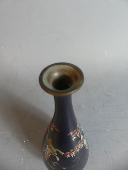 Petit vase en bronze et émaux cloisonnés
JAPON....