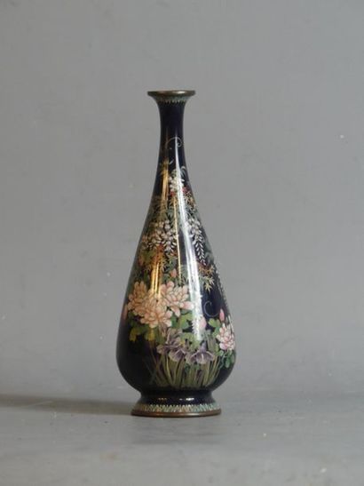Petit vase en bronze et émaux cloisonnés
JAPON....