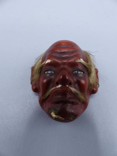 JAPON. Réunion de trois masques en bois laqué....