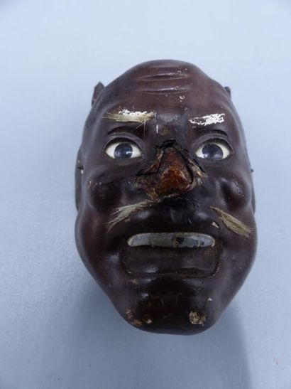 JAPON. Réunion de trois masques en bois laqué....