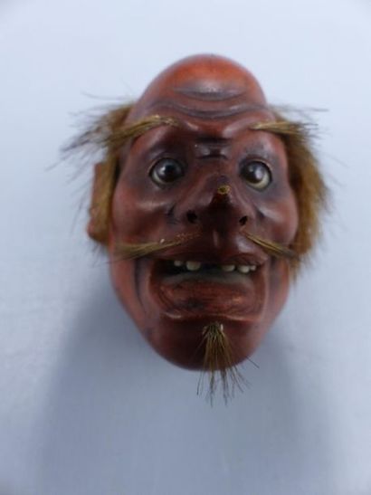 JAPON. Réunion de trois masques en bois laqué....