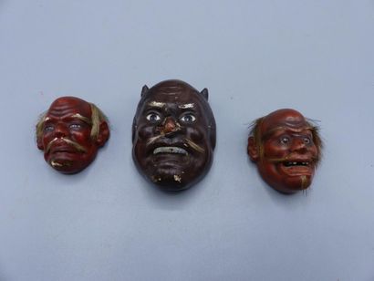 JAPON. Réunion de trois masques en bois laqué....