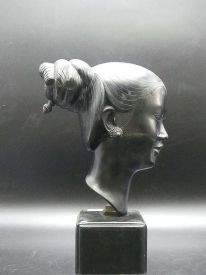 THANH LE N GUYEN (1919-2003) Tête de jeune...