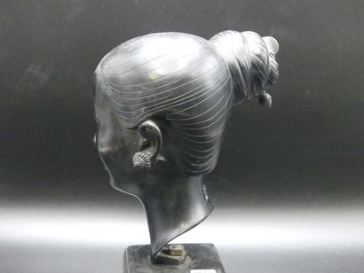 THANH LE N GUYEN (1919-2003) Tête de jeune...