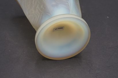 ETLING. Hexagonal vase in opalescent moulded...