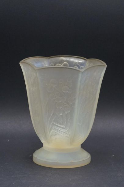 ETLING. Hexagonal vase in opalescent moulded...