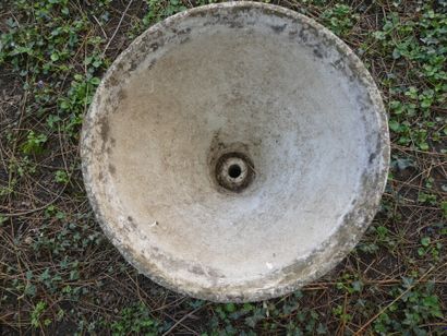WILLY GUHL. Vasque en béton moulé à décor...
