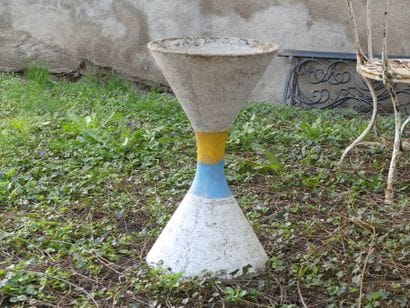 WILLY GUHL. Vasque en béton moulé à décor...