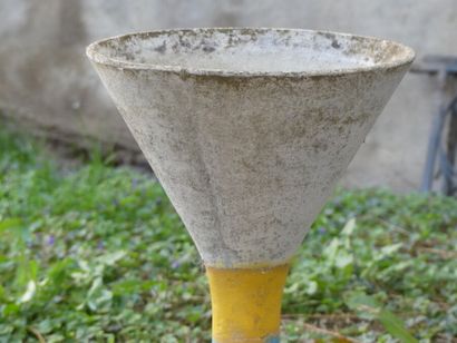 WILLY GUHL. Vasque en béton moulé à décor...