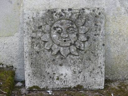 Cadran solaire en pierre recontsituée. Dimensions...